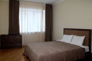 Гостевой дом Zurabashvili Guest House Сигнахи Двухместный номер с двуспальной кроватью и дополнительной кроватью-1