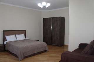 Гостевой дом Zurabashvili Guest House Сигнахи Двухместный номер с двуспальной кроватью и дополнительной кроватью-2