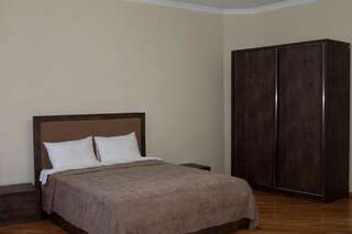 Гостевой дом Zurabashvili Guest House Сигнахи Двухместный номер с двуспальной кроватью и дополнительной кроватью-3